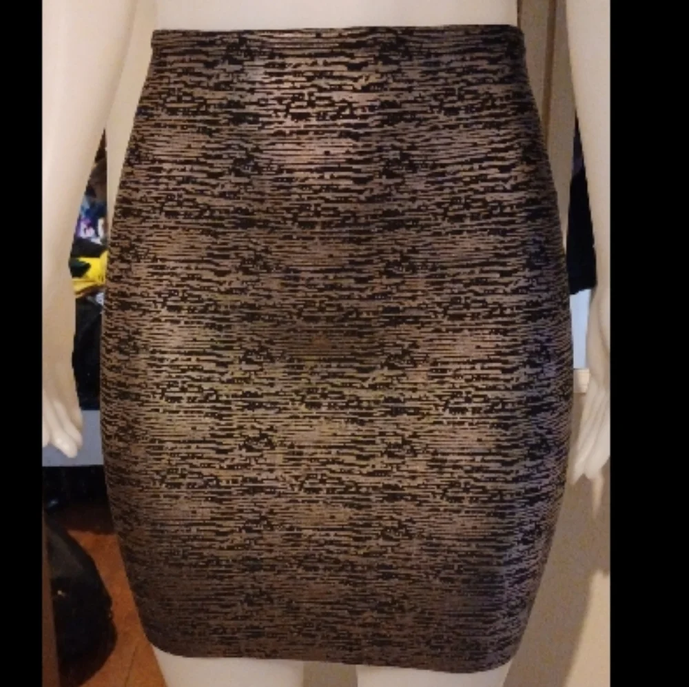 Silver Pattern High Waisted Skirt - Picture 3 of 4